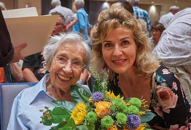 Anerkennend: Die beiden Ehrenbürgerinnen Hanna Gräb (links) und Anne Sophie Mutter würdigten die große Anerkennung, welche der ...