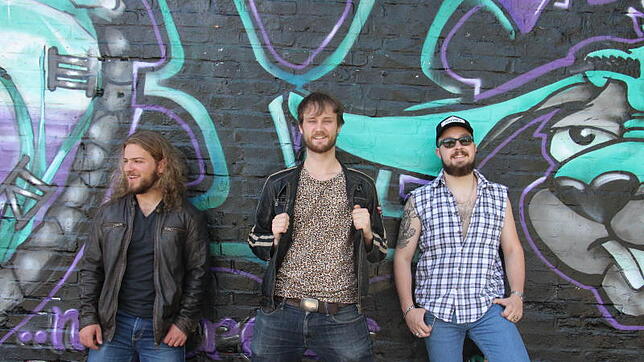Jakob Dammert, Nikolas Reichelt und Niklas Bulla sind Freunde und bilden die Band Formosa. Aus der ehemaligen Schülerband hat sich eine ...