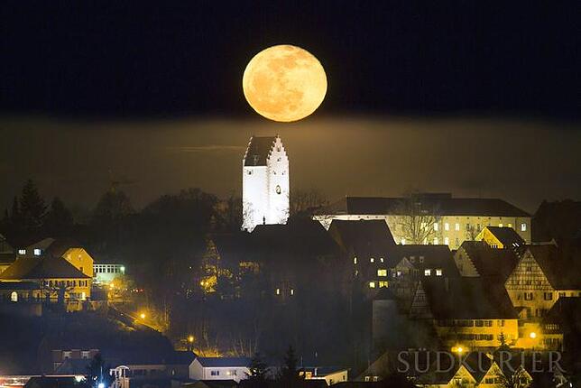Achim Mende fotografierte den Vollmond über Pfullendorf.