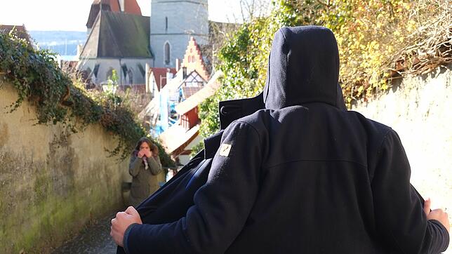 Ein Mann öffnet seine Jacke und entblößt sich vor einer Frau (Symbolbild). Jüngst häufen sich Fälle wie dieser in Radolfzell und auf der ...