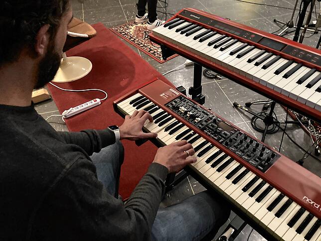 Hier harmoniert alles: Die Keyboards von Nico Fietz passen zufälligerweise farblich zum Teppich.
