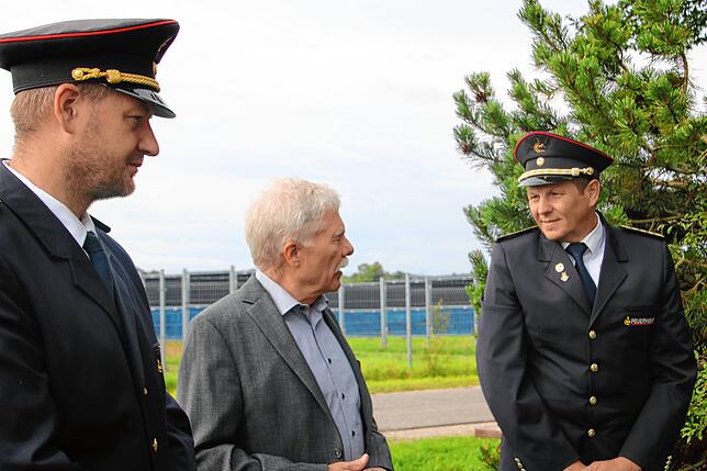 Kreisbrandmeister Florian Vetter, der ehemalige Bürgermeister Bernhard Kaiser und Feuerwehrkommandant Gerd Wimmer (von links).