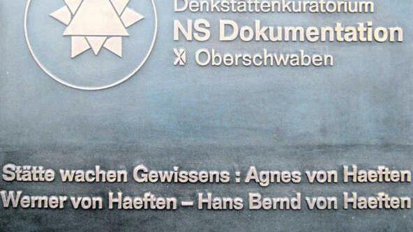 Diese Hinweistafel am Eingangstor des Dorffriedhofs Großschönach weist den Ort als Stätte wachen Gewissens aus, denn hier liegt Agnes ...