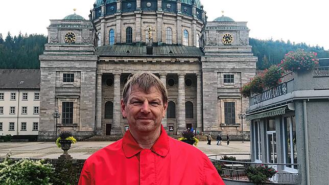 Er hat ab sofort drei neue Aufgaben: Olaf Nießing leitet die Fachschaft Musik am Kolleg St. Blasien, ist neuer Geschäftsführer der ...