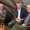 Die Schriftsteller Jochen Kelter (links) und Hanspeter Wieland (rechts) sprechen mit Kreiskulturamtsleiter Stefan Feucht im Meersburger ...