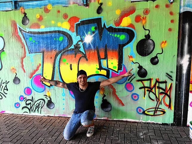 &bdquo;Bombenstimmung&ldquo; auf eine phantasievollen Graffiti-Wand.