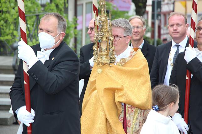 Pfarrer Bernd Walter mit dem Allerheiligsten in der Monstranz, rechts Oberbürgermeister Jan Zeitler.