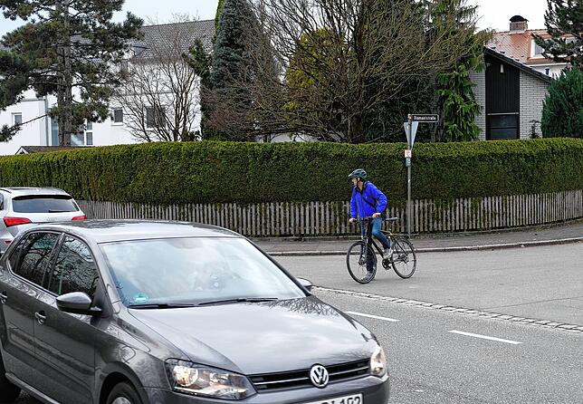 Als Radfahrer von den Seitenstraßen links abzubiegen ist wegen des hohen Verkehrsabkommens schwierig.