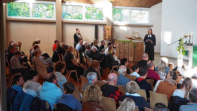 Rund 120 Gottesdienstbesucher feiern den Erntedankgottesdienst in der Markuskirche in Jestetten mit. Foto: Ralf Göhrig