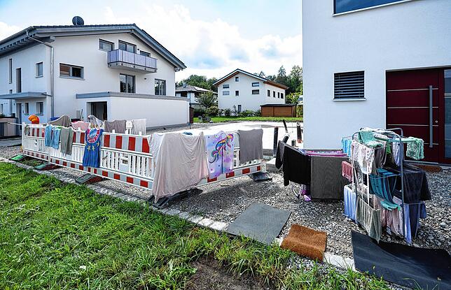 Alles muss wieder trocken werden: Wo am Tag davor noch das Wasser an der Haustüre stand, versuchen die Menschen jetzt ihr Hab und Gut zu ...