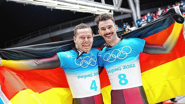 Goldmedaillengewinner Christopher Grotheer (links) feiert mit dem Zweitplatzierten Felix Jungk den ersten deutschen olympischen Erfolg ...