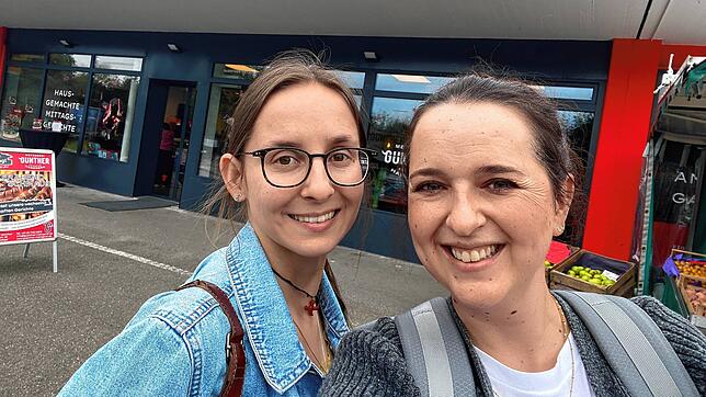 Die beiden SÜDKURIER-Redakteurinnen Laura Marinovic (links) und Anna-Maria Schneider testen den Mittagstisch der Metzgerei Günther in ...