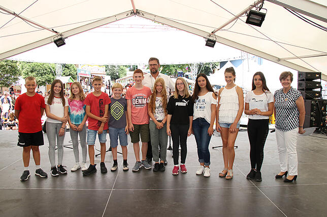 Große Kunst: Die Klasse 6c der Realschule freute sich über den ersten Preis in der Gruppen-/Partnerwertung. Rechts Christa Bader, hinten ...