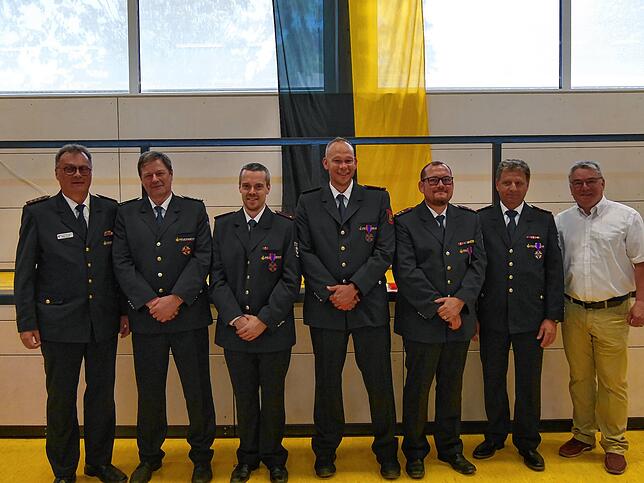 Der Vorsitzende des Kreisfeuerwehrverbands Stefan Kienzler hatte hohe Ehrungen im Gepäck: Hannes Oexl ( Konstanz) erhielt das Ehrenkreuz ...
