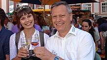 Lena Frank ist die neue Weinprinzessin 2024/25. Hier mit ihrem Vater Martin Frank, Chef des Meersburger Winzervereins.