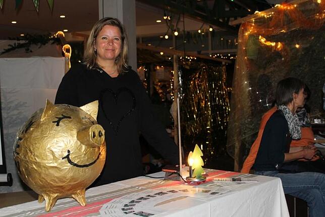 Daniela Gabler vom Förderverein der Realschule Überlingen freut sich über die Einnahmen, die einem guten Zweck zukommen.