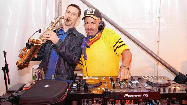 Bernd Keller am Saxophon und DJ Diego unterhielten die Gäste im Festzelt mit Chill-Out-Musik.