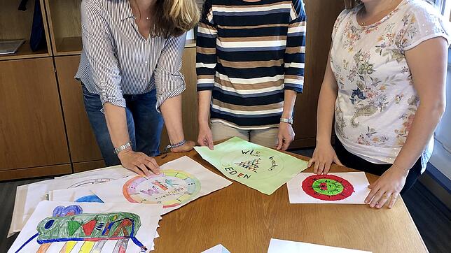 Tanja Gitschier vom Bauamt, Britta Baier vom Bürgerbüro und Hauptamtsleiterin Veronika Möller zeigen Schülerbeiträge. Im Vordergrund ...