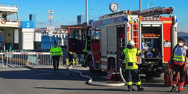 Feuerwehreinsatz beim Einlaufen des Fährschiffs &bdquo;Konstanz&ldquo; in den Hafen Konstanz-Staad: Einsatzkräfte erwarten das Schiff, ...
