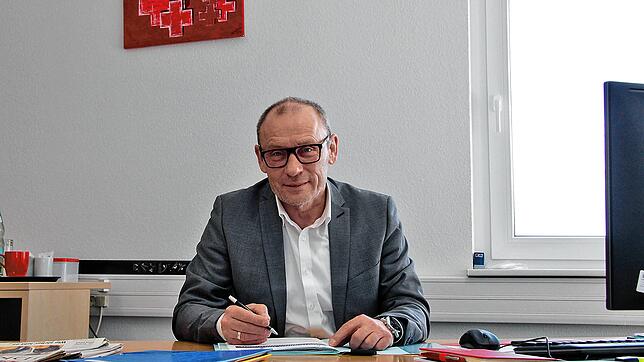 DRK-Geschäftsführer Gerhard Fuchs (57) arbeitet sich gerade an seinem neuen Schreibtisch beim Kreisverband in Villingen-Schwenningen ein.