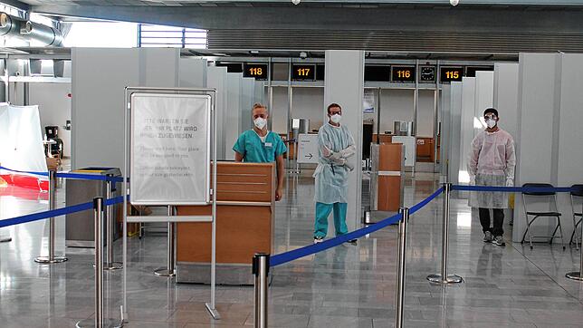 Ärzte und Pfleger erwarten die Rückkehrer am Stuttgarter Flughafen. Wenn sie aus Risikogebieten kommen, müssen sie sich einem ...