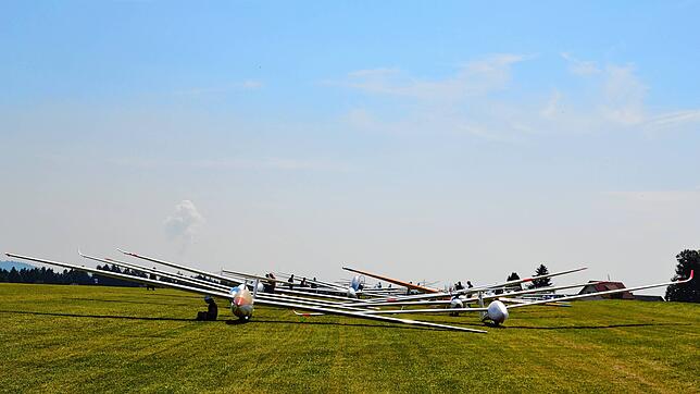 Startaufstellung vor dem zweiten Wertungsflug. Das Wetter spielte nicht an allen Tagen beim Hotzenwaldwettbewerb für Segelflieger mit. ...