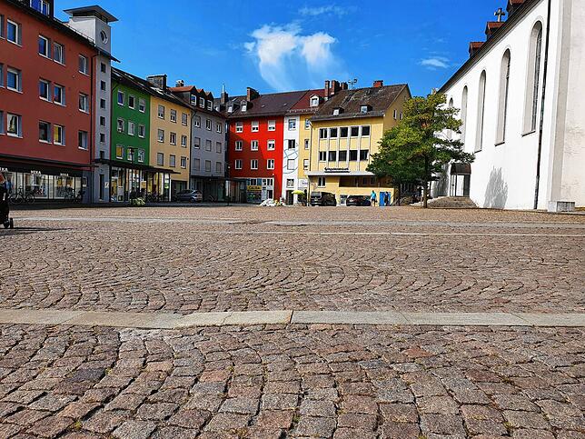 Trostlos und kahl trotz bunter Fassaden: Der Adenauerplatz könnte deutlich mehr Grün vertragen.