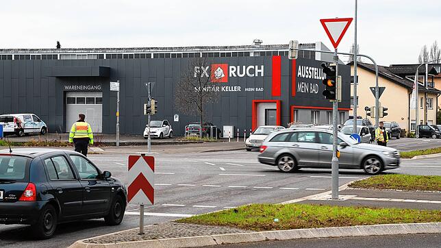 Die Ampelanlage an der Riedstraße in Konstanz ist über mehrere Stunden außer Betrieb gewesen, die Polizei regelte den Verkehr.