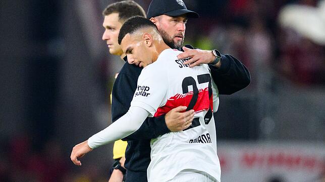 Aufatmen in Stuttgart: Sebastian Hoeneß nimmt Badredine Bouanani in den Arm.