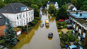 Bild : Starkregen überflutet Straßen und Keller im Westen