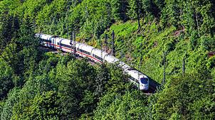 Eine ICE auf der Schwarzwaldbahn-Strecke bei Hornberg. Diese Route soll auch der ICE zwischen Konstanz und Köln nehmen.