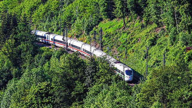 Eine ICE auf der Schwarzwaldbahn-Strecke bei Hornberg. Diese Route soll auch der ICE zwischen Konstanz und Köln nehmen.