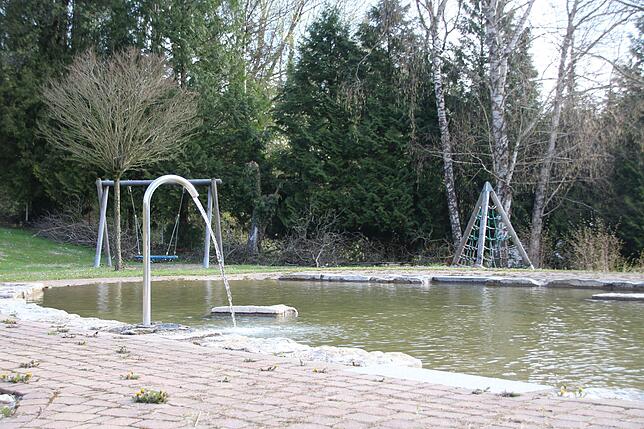 Das Kinderbecken mit Hängeschaukel und Klettergerüst des Badesees in Eggingen wird bis zur Eröffnung am 6. Mai von den Mitgliedern des ...