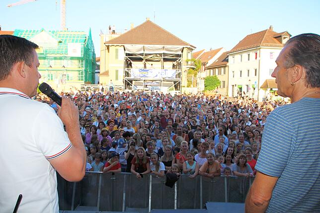 Veranstalter Jens Neumann und Dieter Bös von &bdquo;Kultur Team Markdorf UG&ldquo; stehen auf der Bühne und heißen die Besucher willkommen.