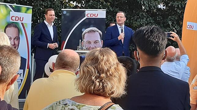 Felix Schreiner (links) und Jens Spahn (rechts) auf der Bühne in Albbruck.