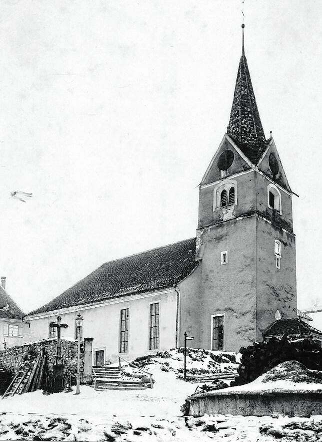 Die alte Pfarrkirche &bdquo;Unserer Lieben Frau&ldquo; und davor der Kirchhof und der darunter liegende alte Friedhof mit dem ...