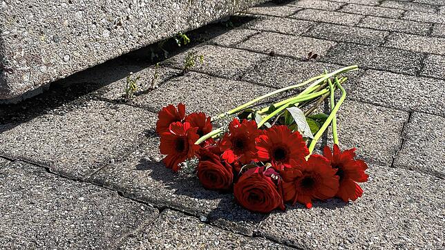 (Archivbild) Nach den tödlichen Schüssen hat jemand Blumen für das Opfer am Tatort an der Romanshornerstrasse in Kreuzlingen ...