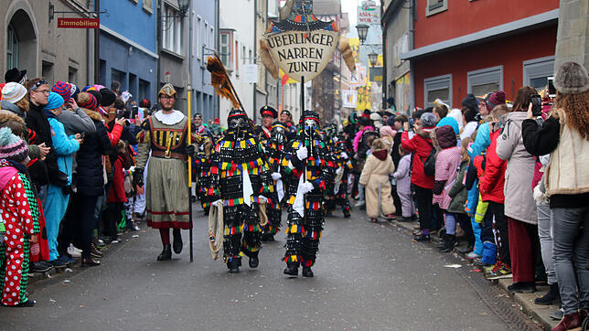 Als letzte Gruppe des großen Umzuges beim Narrentag des Viererbundes führten diese beiden Hänsele die Gruppe der Gastgeber an.