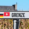 Ein Schild weist auf die Grenze zwischen Deutschland und Schweiz hin (Symbolbild).