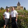 Die Blumenwiese ist ein beliebtes Fotomotiv, erklärt Johannes Bliestle (rechts), im Bild neben Wilhelm Glönkler, Seniorchef der ...