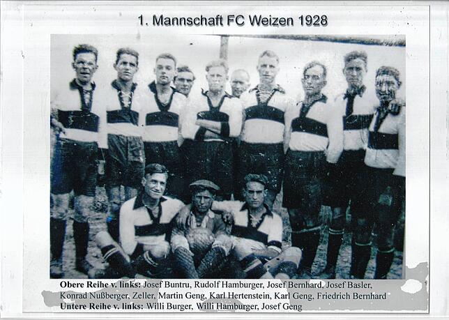 Das älteste vorhandene Bild zeigt die erste Mannschaft des FC Weizen im Jahr 1928 anlässlich des ersten Verbandsspiels des DJK-Verbands ...