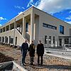 Schulleiter Stefan Ruppaner, Innenarchitektin Caroline Spirig und Bürgermeister Georg Eble freuen sich über das gelungene Projekt. Im ...