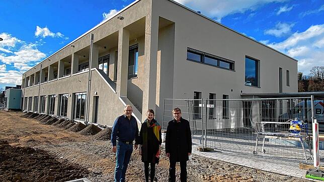 Schulleiter Stefan Ruppaner, Innenarchitektin Caroline Spirig und Bürgermeister Georg Eble freuen sich über das gelungene Projekt. Im ...