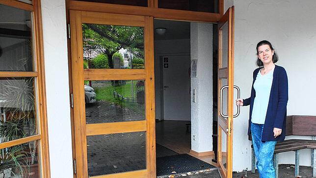 Die neue Pfarrerin Anja Bork öffnet schon mal symbolisch die Tür zur evangelischen Kirche für ihre Gläubigen, am kommenden Sonntag hält ...