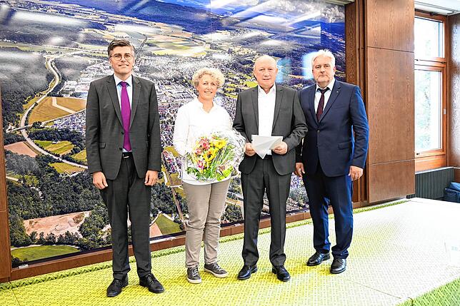 Mit der Dankesurkunde des Ministerpräsidenten Winfried Kretschmann für die 40-jährige Tätigkeit im öffentlichen Dienst würdigte Landrat ...