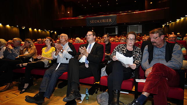 Reges Interesse am SÜDKURIER-Wahlpodium im Theater am Ring: Viele Besucher nutzten vor der Stichwahl die Gelegenheit, die Kandidaten im ...