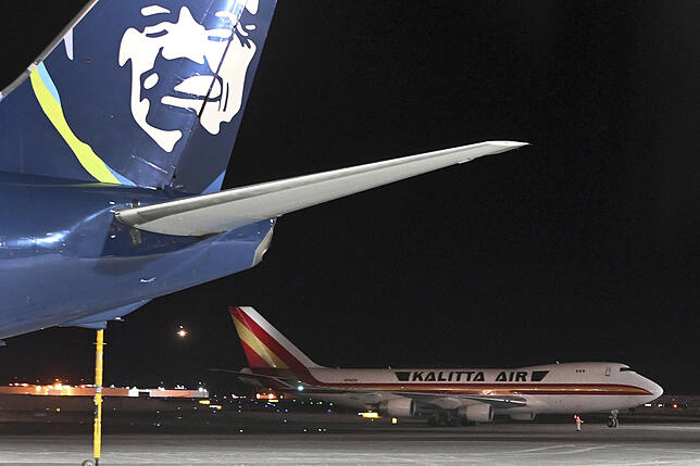 Ein Flugzeug der US-amerikanischen Frachtfluggesellschaft Kalitta Air (im Hintergrund) nach einer Rückholaktion aus Wuhan. Die ...