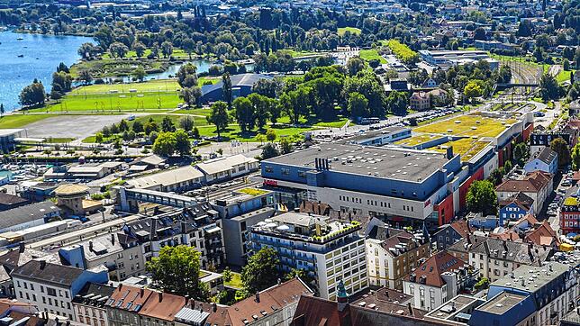 (Archivbild) Der Bahnübergang Hafenstraße befindet sich hinter dem Lago Einkaufszentrum direkt an der Grenze zur Schweiz.