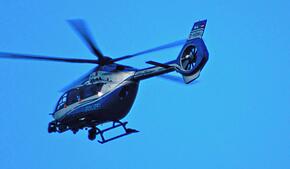 Ein Polizeihubschrauber kreist am Himmel. Auch beim Einsatz zwischen Welschingen und Neuhausen war ein Hubschrauber der Polizei ...