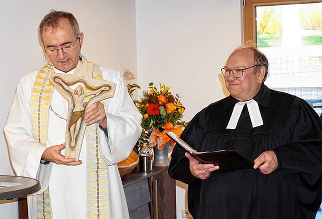 Die Weihe und den Segen für das neue Soziale Zentrum spendeten Pater Christoph Eichkorn von der Seelsorgeeinheit Oberes Schlüchttal und ...